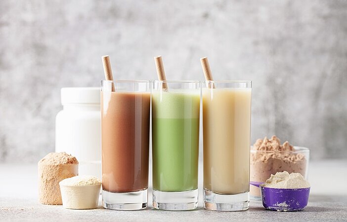 drei verschiedene Abnehmshakes im Glas nebeneinander