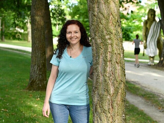 Frau, die mit Abnehmshakes abgenommen hat posiert im Park