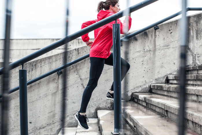 Frau joggt treppauf