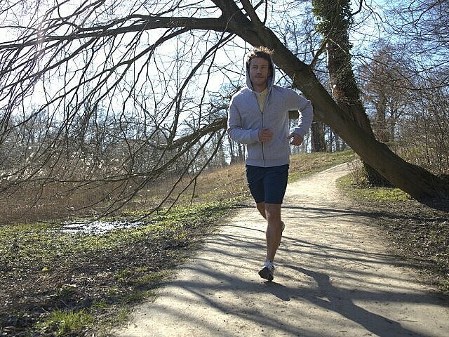 Protein-Shake-sportlicher-Mann-laeuft-im-Wald