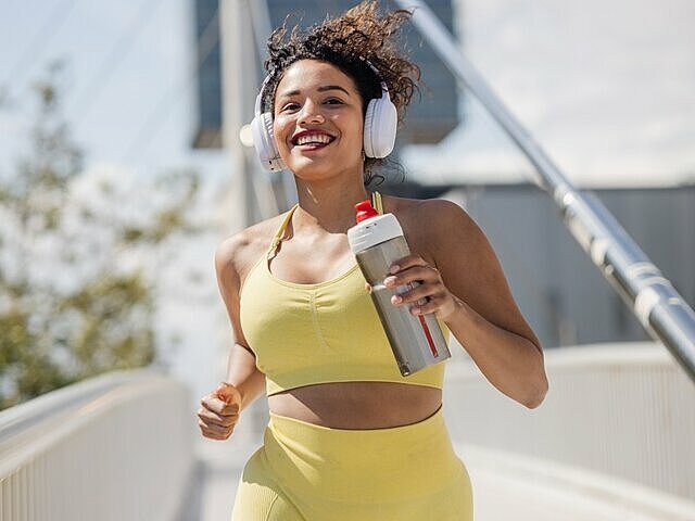 Junge Frau geht joggen für einen Stoffwechsel Boost