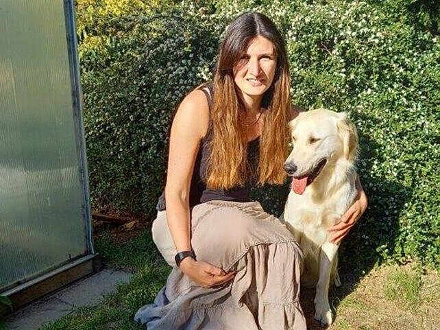 Junge Frau, die mit Abnehmshakes abgenommen hat, posiert mit Hund