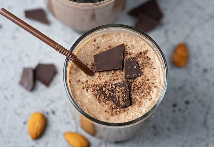 Schoko-Erdnuss-Proteinshake-zum-Abnehmen-als-Dessert-im-Glas