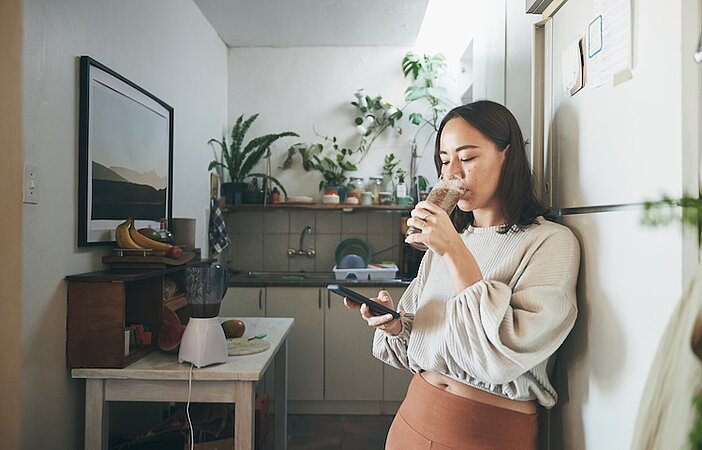 Frau steht im Flur mit Abnehmshake