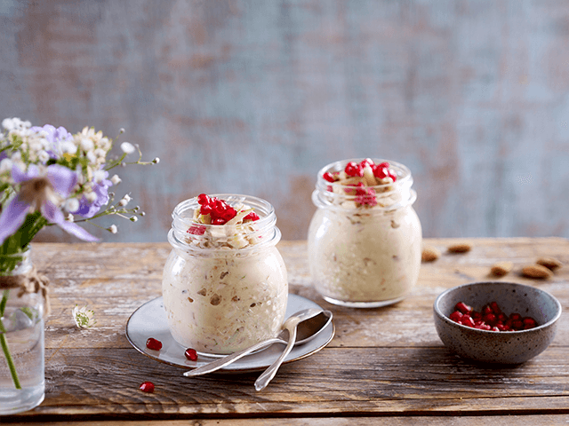 Overnight Oats mit ALmased, Mandeln, Apfel, Birne und Granatapfel