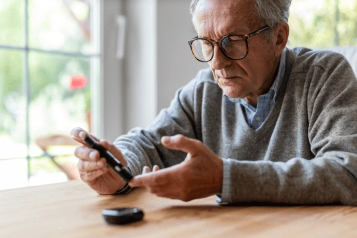 älterer Mann mit Diabetes