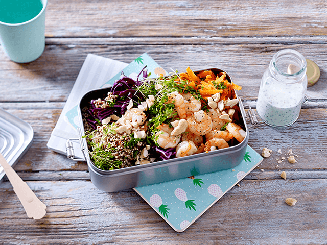 Bunter Quinoa-Möhrensalat mit Garnelen, Sprossen, Rotkohl und Joghurtdressing