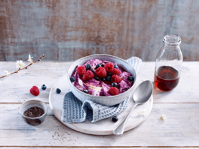 Skyr mit Almased, Beeren, Chiasamen und Ahornsirup