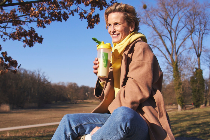 Frau trinkt einen Almased Shake